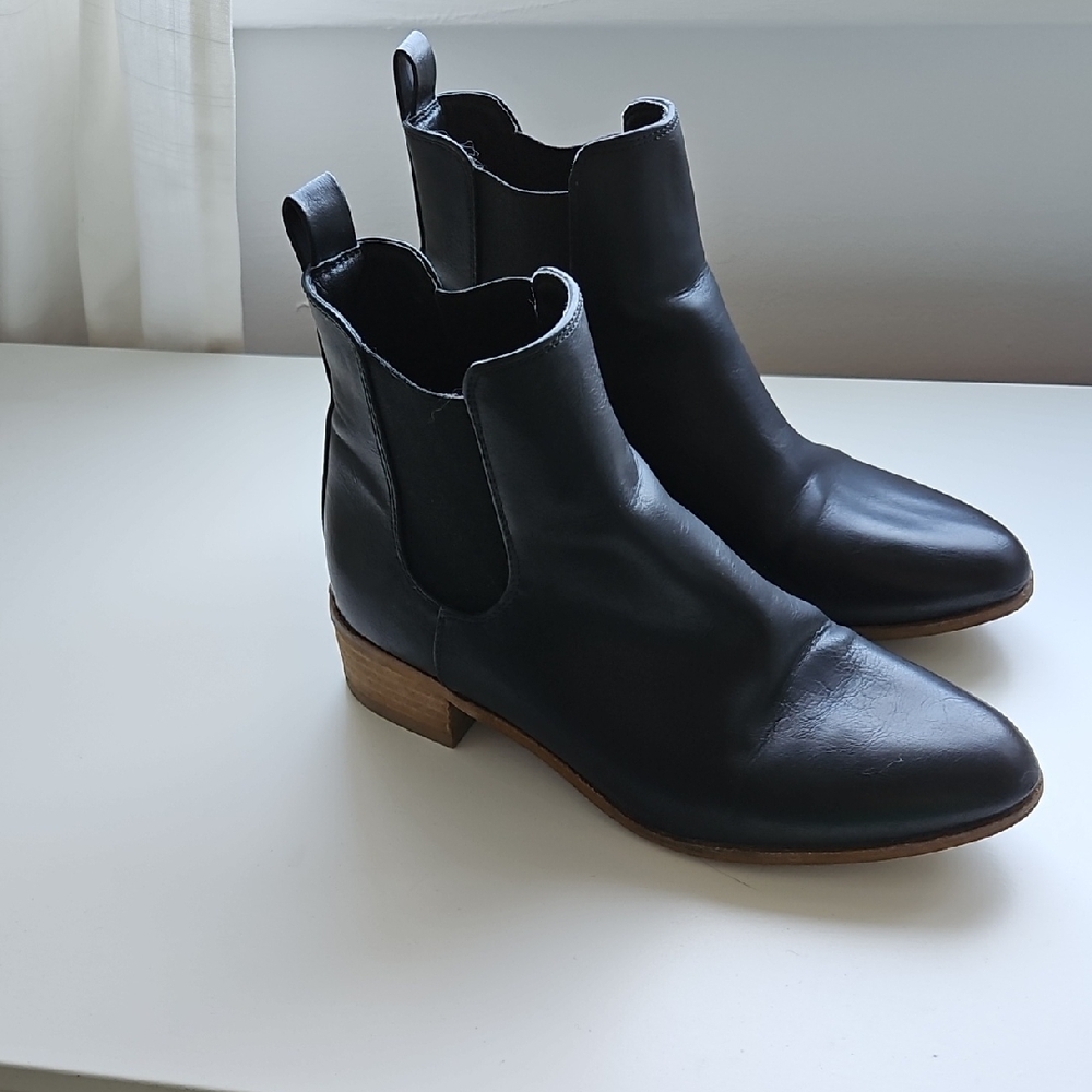 Sleek Black Chelsea Ankle Boots with Elastic Panels